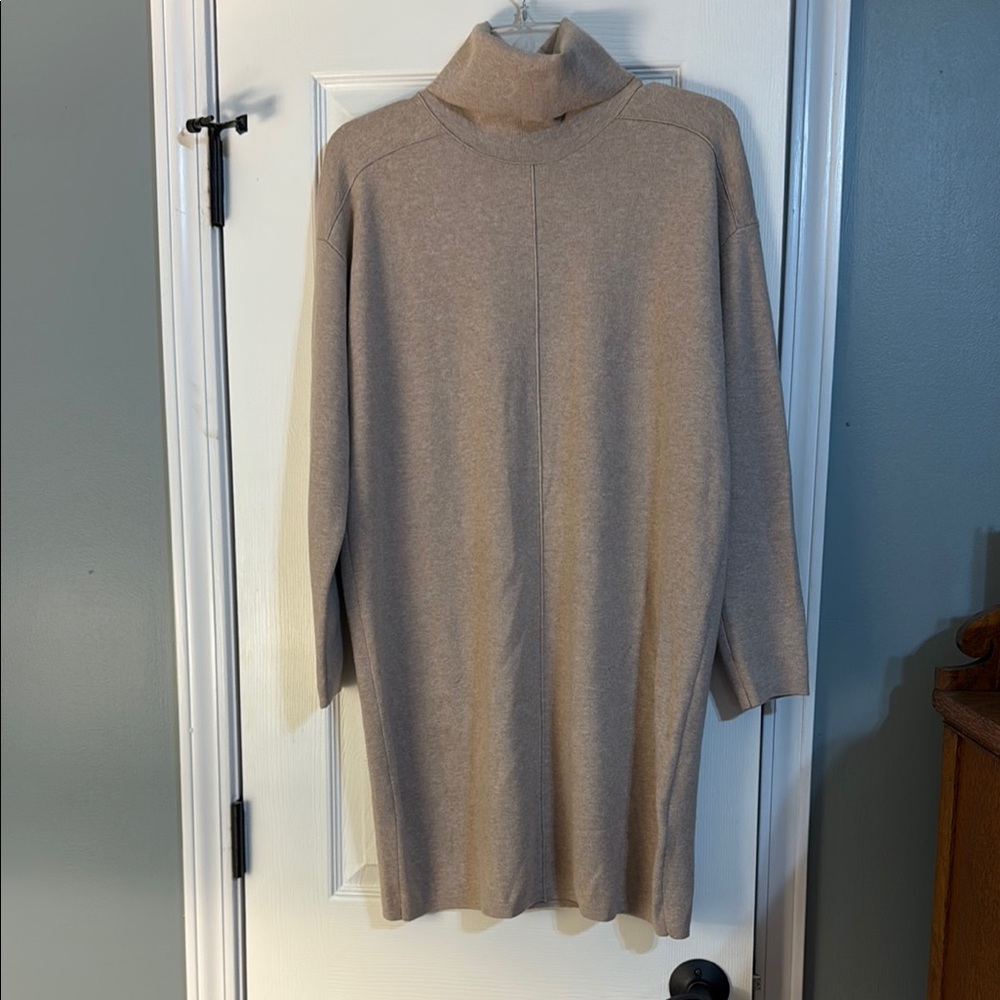 Banana Republic Women's Beige Turtleneck Sweater - Size Small